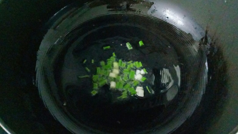 萝卜丝汤,炒锅中加入适量花生油烧热，放入葱爆香