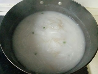萝卜丝汤,面粉放入碗中，加入适量清水搅拌成面水倒入锅中煮开，加入泡软的粉丝