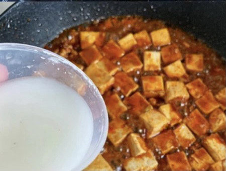 超下饭的麻婆豆腐,最后一步，倒入水淀粉勾芡煮沸就可以出锅啦，别忘了最后撒上葱花