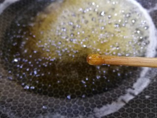 芝麻花生糖,用筷子挑起放入凉水里，透明糖浆变脆。