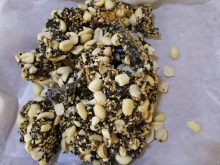 芝麻花生糖,盛出放在铺了油纸的烤盘上。