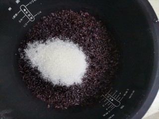 紫米面包,第二天早上把紫米倒入电饭锅里加入适量的水，像平时煮米饭一样煮熟，然后加入白砂糖