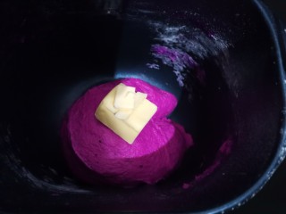 紫米面包,启动揉面程序18分钟结束后加入软化好的黄油，再次启动揉面程序18分钟