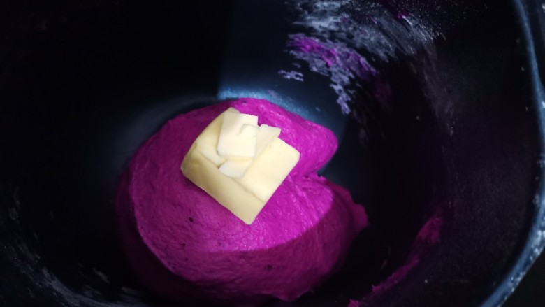 紫米面包,启动揉面程序18分钟结束后加入软化好的黄油，再次启动揉面程序18分钟