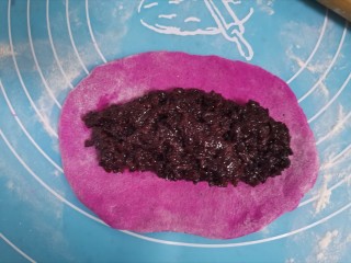 紫米面包,取一个剂子擀成长方形，包入紫米馅