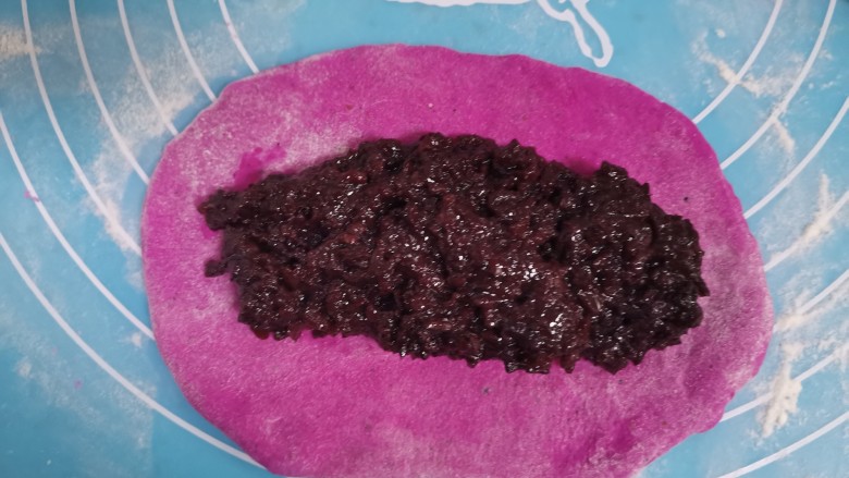 紫米面包,取一个剂子擀成长方形，包入紫米馅