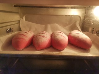 紫米面包,发酵好取出来筛面粉，用锋利的刀划几个口子，再次送入预热好的烤箱，上下火180烤18分钟