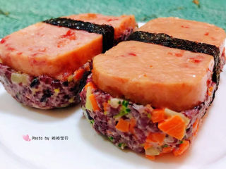 紫米饭团,海苔条围着午餐肉和时蔬双米饭中间包好
