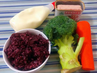 紫米饭团,准备原材料双米饭、西兰花、胡萝卜、午餐肉、沙拉酱