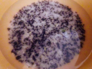 紫米饭团,添加适量清水放入电饭煲开始煲饭