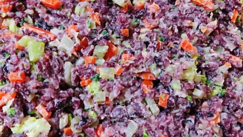 紫米饭团,所有的调味料拌匀入味即可