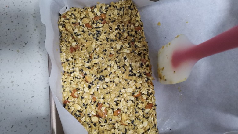 燕麦棒,倒入铺好油纸的烤盘里，整理成长方形