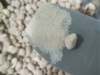 盐焗花生米,30分后盐变成了和花生米几乎一个颜色
