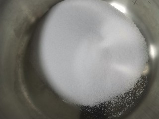 盐焗花生米,锅中加入炒热