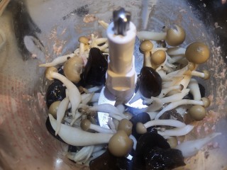饺子,蟹味菇和泡好的木耳尽量挤干水分，放入料理机打碎