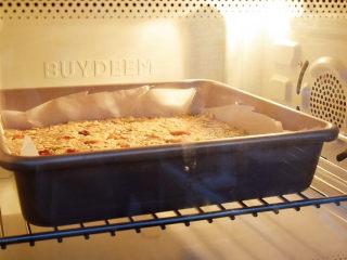 燕麦棒,放入预热好的烤箱，上下火180度，中层烤30分钟