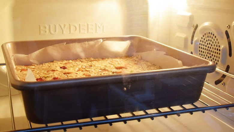 燕麦棒,放入预热好的烤箱，上下火180度，中层烤30分钟