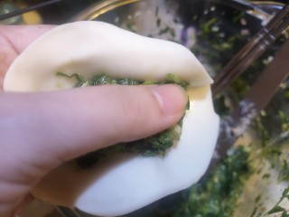 饺子,左手大拇指按住，右手拇指和食指捏合（因为右手要拍照，所以看不见，是双手一起操作的）