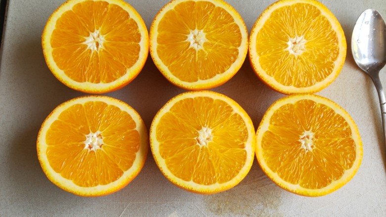 橙子海绵蛋糕,把三个橙子对半切，切成6等份