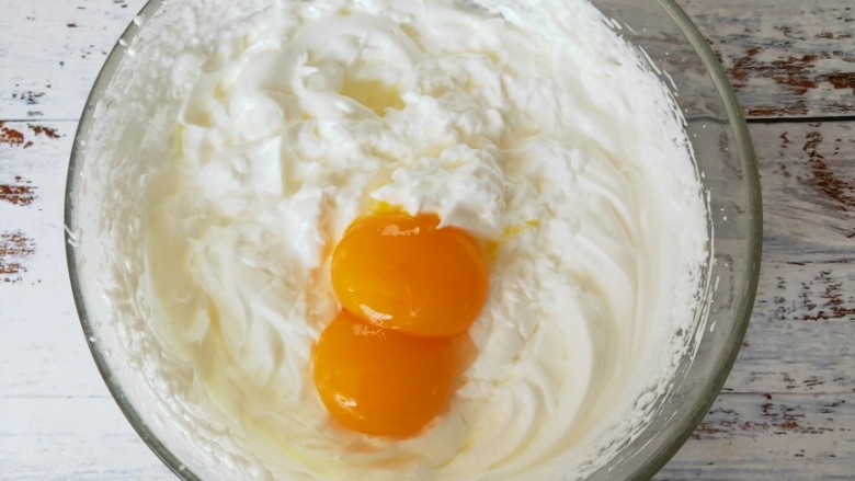 橙子海绵蛋糕,接着加入2颗蛋黄，将蛋黄打发均匀即可