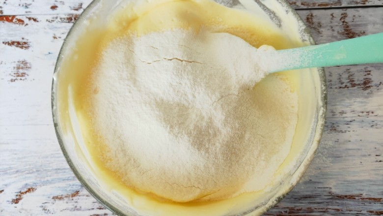 橙子海绵蛋糕,翻拌至乳化液被吸收融合，过筛加入50g低筋面粉