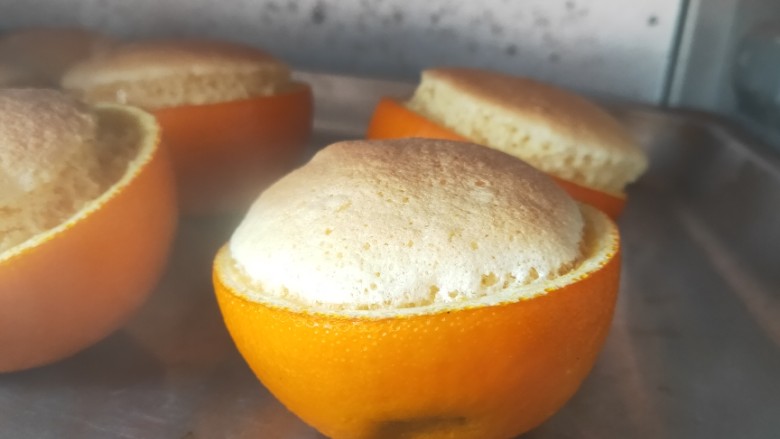 橙子海绵蛋糕,送入提前预热好的烤箱中层，上下火135℃烤20～25分钟