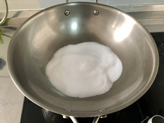 盐焗花生米,锅中放入食盐，开火，小火把盐炒热