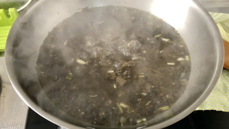 酸菜肥牛➕酸菜金针豆腐肥牛,煮开
