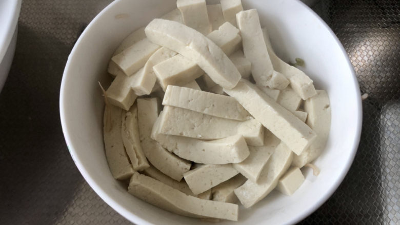 酸菜肥牛➕酸菜金针豆腐肥牛,煮一分钟，捞出备用