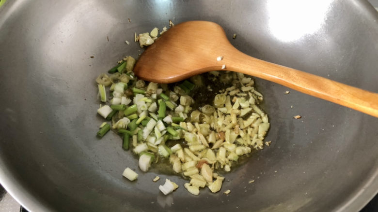 酸菜肥牛➕酸菜金针豆腐肥牛,下葱白泡椒煸香