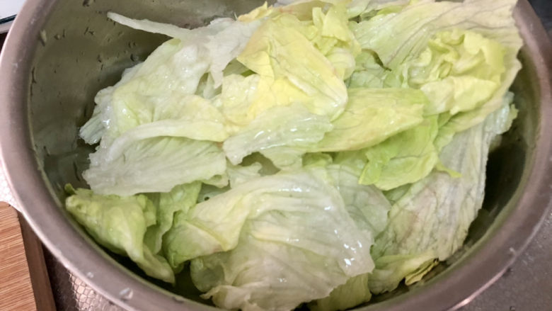 酸菜肥牛➕酸菜金针豆腐肥牛,生菜叶撕小片清洗备用