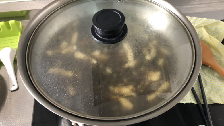 酸菜肥牛➕酸菜金针豆腐肥牛,加盖中小火炖煮七八分钟