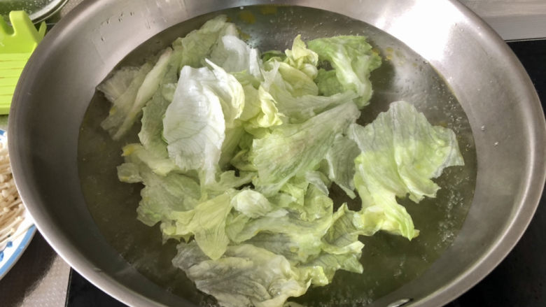 酸菜肥牛➕酸菜金针豆腐肥牛,下生菜叶，烫十来秒捞出
