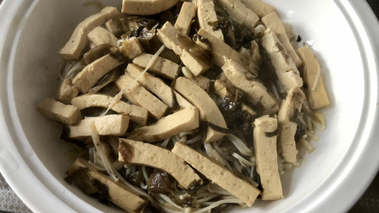 酸菜肥牛➕酸菜金针豆腐肥牛,捞出金针菇豆腐装盘
