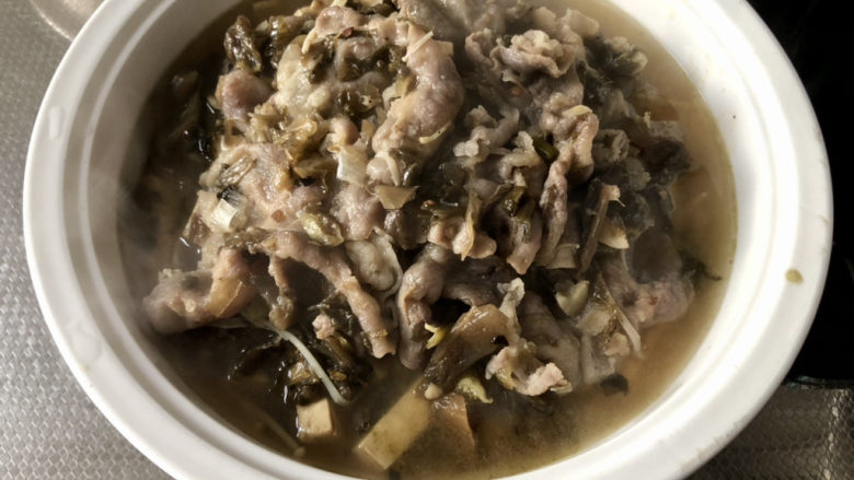酸菜肥牛➕酸菜金针豆腐肥牛,捞出肥牛装盘，浇上适量汤汁