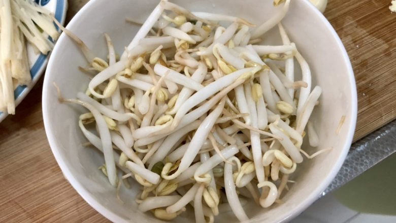 酸菜肥牛➕酸菜金针豆腐肥牛,绿豆芽淘洗干净