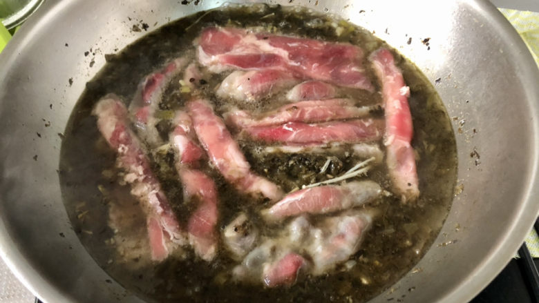酸菜肥牛➕酸菜金针豆腐肥牛,汤中大火煮开，下肥牛