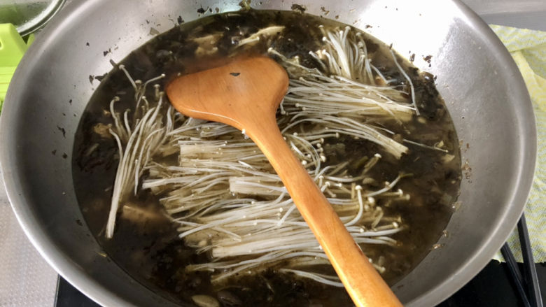 酸菜肥牛➕酸菜金针豆腐肥牛,下金针菇，小火炖煮2分钟