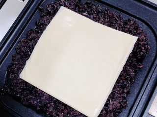 紫米面包,再加上一片奶酪片。