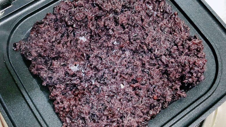 紫米面包,铺上一层紫米馅儿。