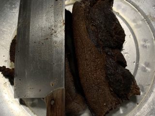辣炒腊肉,用刀刮干净。