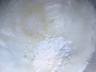 香葱蛋黄芝士戚风,蛋白糊没气泡时最后加10克糖和淀粉。