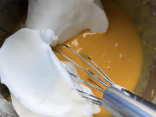 香葱蛋黄芝士戚风,取小部分蛋白糊放入蛋黄糊中。