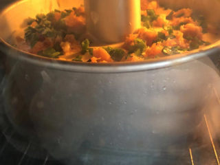 香葱蛋黄芝士戚风,烤箱预热160度，烤约35分钟。