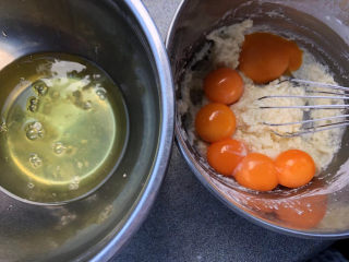 香葱蛋黄芝士戚风,分离蛋白和蛋黄，蛋黄加入面糊中。