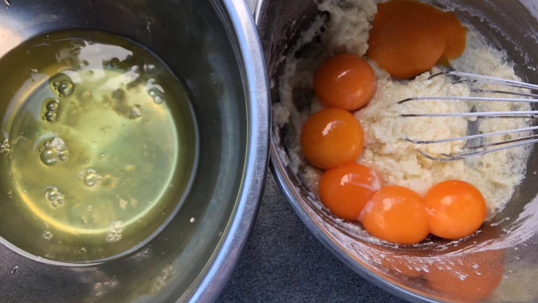 香葱蛋黄芝士戚风,分离蛋白和蛋黄，蛋黄加入面糊中。