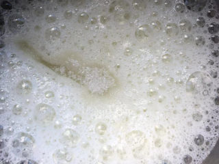 香葱蛋黄芝士戚风,蛋白打发出大气泡时加入10克糖。
