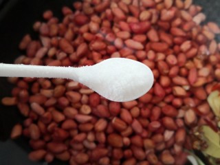 盐焗花生米,放一小勺盐增加底味