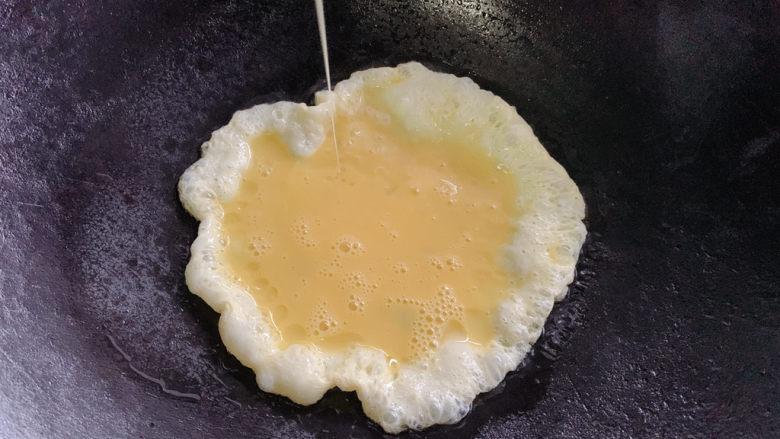 鸡蛋炒年糕,提前入锅中炒至半成熟，定型取出