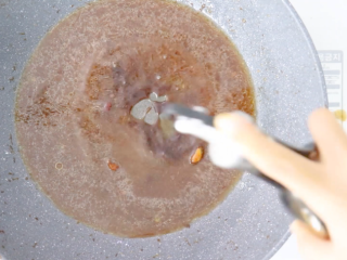 南瓜蒸排骨,蒸好后把多余的水倒在炒锅里加一些淀粉